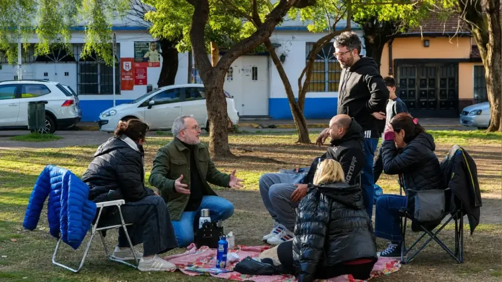 Los pibles lo escuchan, quieren saber qué fue de su gestión, supongo, porque no la vivieron pero escucharon que ocurría antes de Sabbatella y después de Sabbatella.