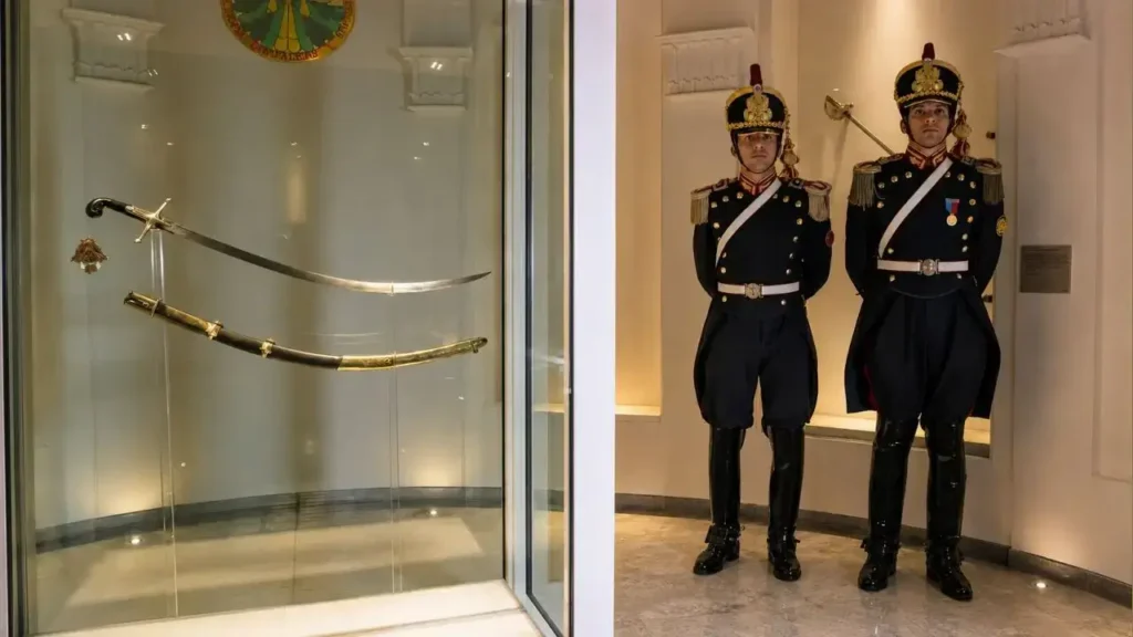Argentina aún conserva el sable corvo del General San Martín, que ante de terminar en la Casa de los Granaderos a Caballo, pasó por la manos de Juan Manuel de Rosas tras ser obsequiado por el General.