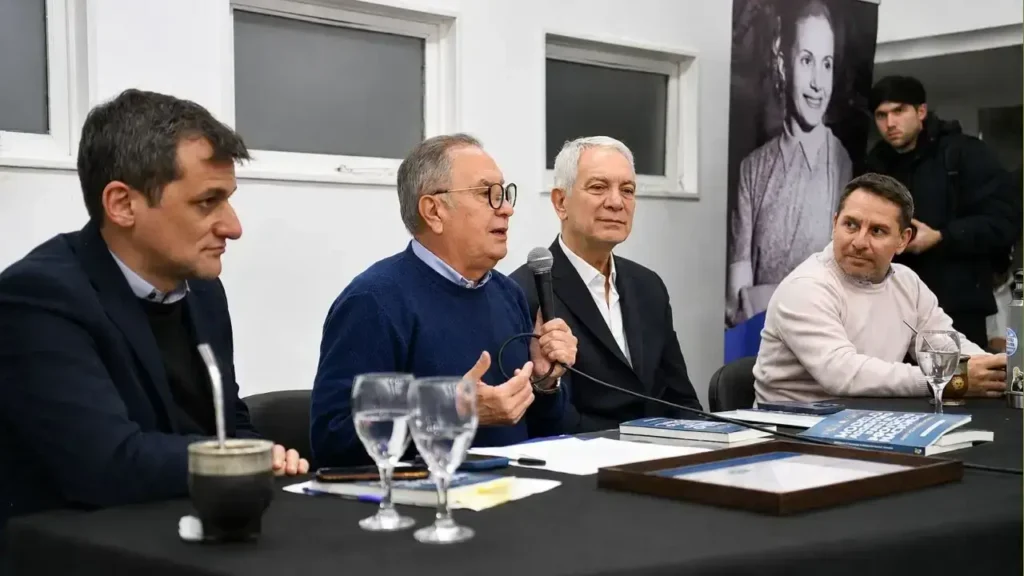 Alberto Descalzo fue Concejal y Presidente del Concejo Deliberante del Gran Morón. Y luego, con la disivión del distrito, Intendente de Ituzaingó entre 1999 y 2023. 