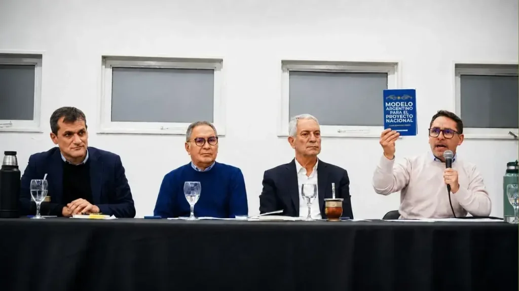 El actual Intendente de Ituzaingó, Pablo Descalzo, habló también durante el reconocimiento a Alberto Descalzo.