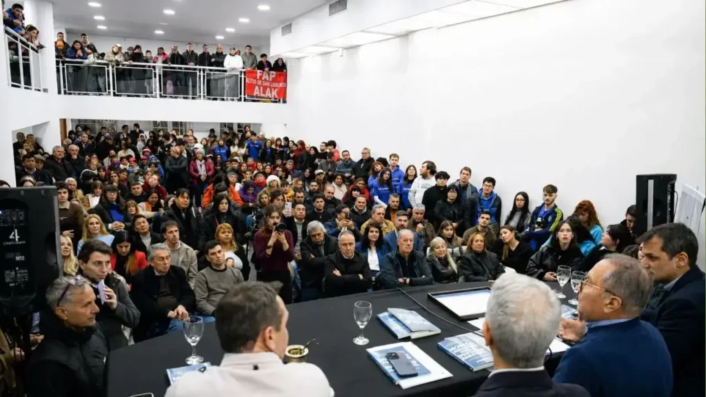 El auditorio lleno vio quebrarse por unos instantes a Alberto Descalzo. Pero se recompuso y arrancó con sus palabras.