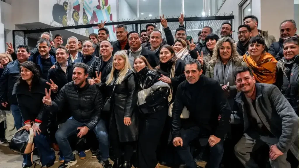 Militantes y funcionarios de Ituzaingó también participaron de la entrega de la distinción a Alberto Descalzo.