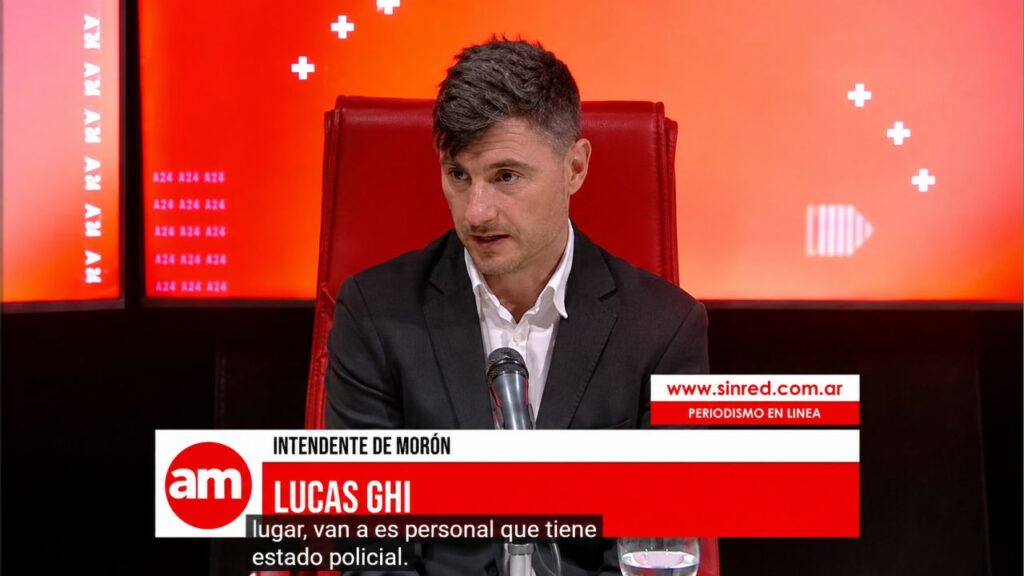 Del programa de telvisión hicimos una captura de pantalla con subtítulos. Y los subtítulos traducen que el Intendente Lucas Ghi dijo que la Policía Municipal esta conformada por personal que "tiene Estado Policial". Lo pueden leer. No queremos que haya una sola duda de lo que estamos diciendo.