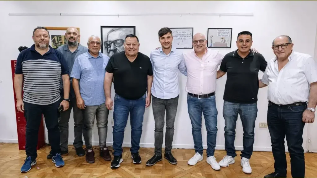 Lucas Ghi se peleó con el gremio municipal, pero acordó con la conservadora CGT, también cortó con los medios y acordó con Clarín, Página/12 e Infobae; cortó con los industriales y acordó con los comerciantes.