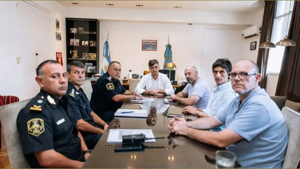 Lucas Ghi con o sin Nuevo Encuentro parece ser una sujeto político distinto. Necesita conectar con la gente. Y promete una Policía Municipal para 2026 causando una expectativa que termina frustrando.