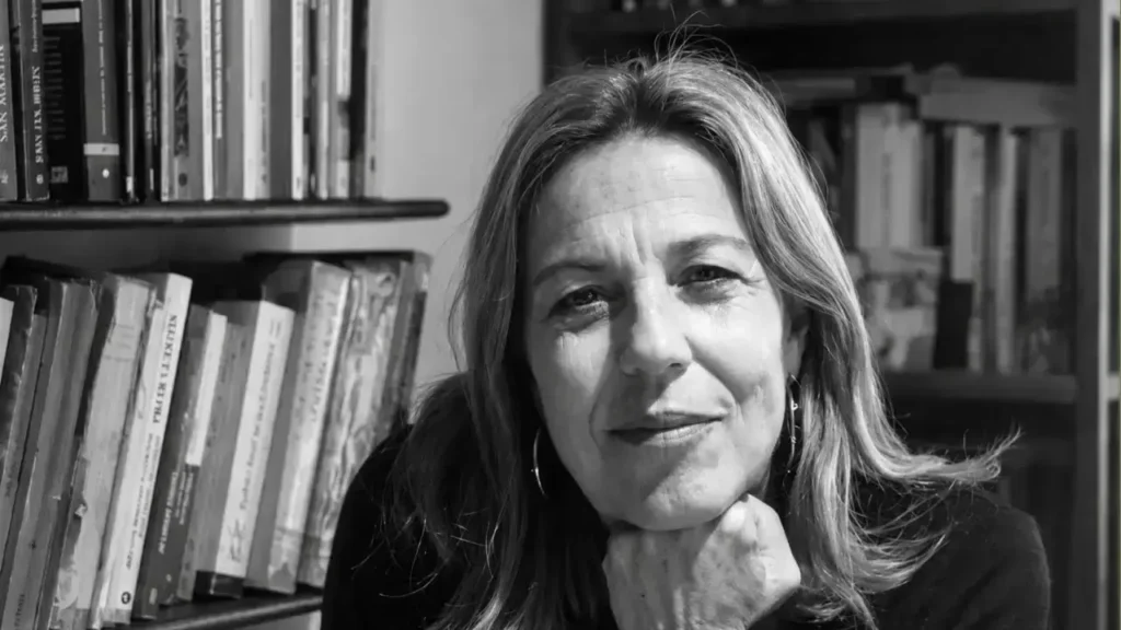 Beatriz Bragoni narra cómo esa lucha se desarrolló en el terreno de la opinión pública, a través de periódicos, folletos, cartas y proclamas que circulaban entre las principales ciudades de la región.