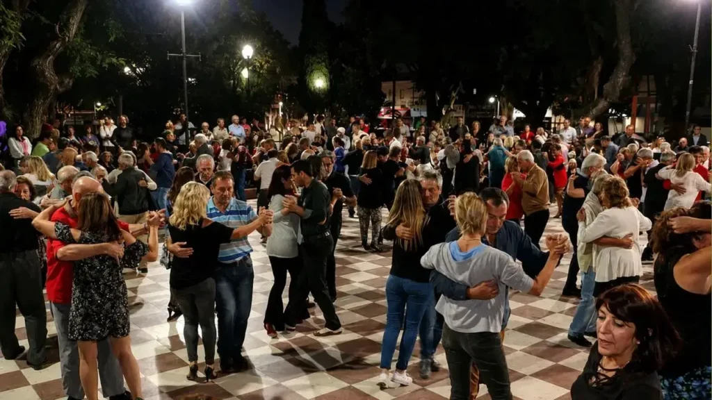 Tango bajo las Estrellas en Ituzaingó, obviamente gratis, en la Plaza General San Martín.