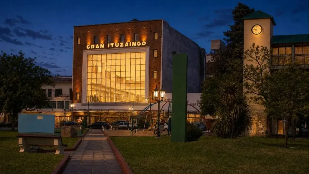 El histórico Teatro Gran Ituzaingó, ubicado en Mariano Acosta 55.