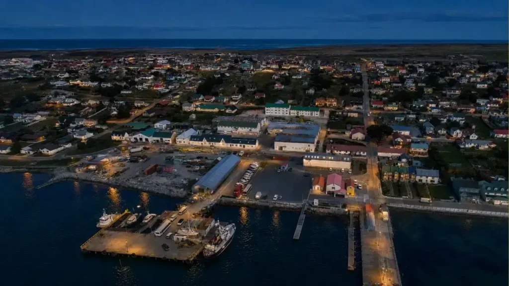 Puerto Argentino vive bajo la confusión de que se creen país soberano. Si Inglaterra quiere poner salmoneras, ahí estarán las salmoneras en territorio ocupado. La única manera que tienen de crecer las potenciales occidentales: por la fuerza.