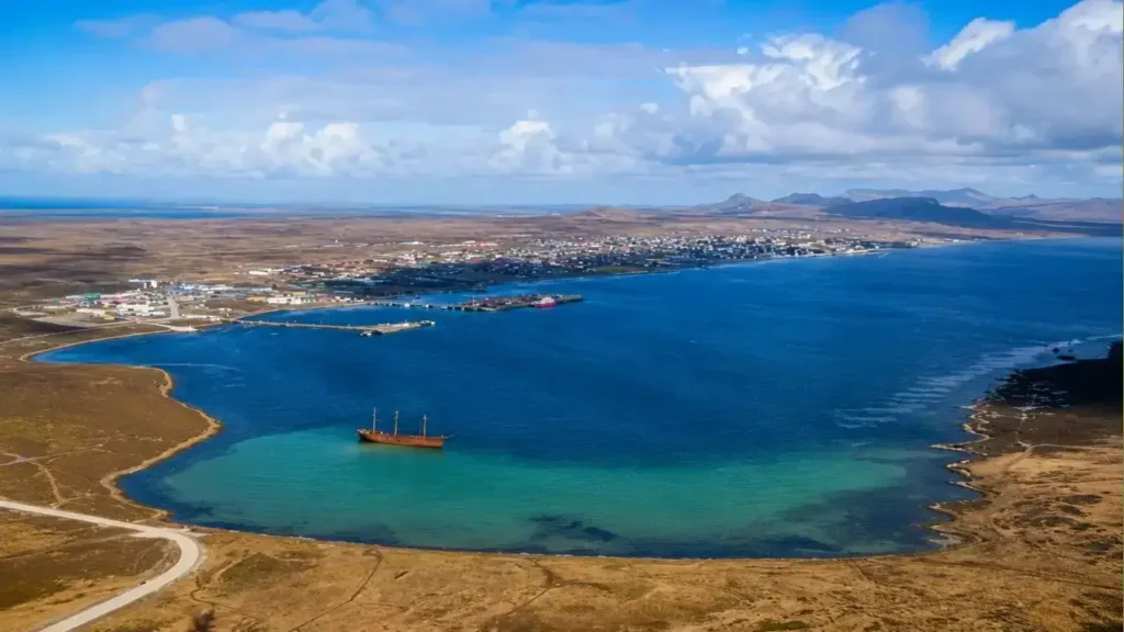 Las Islas Malvinas Argentinas parece un lugar ideal por su temperatura y su enorme y gigantesca bahía.