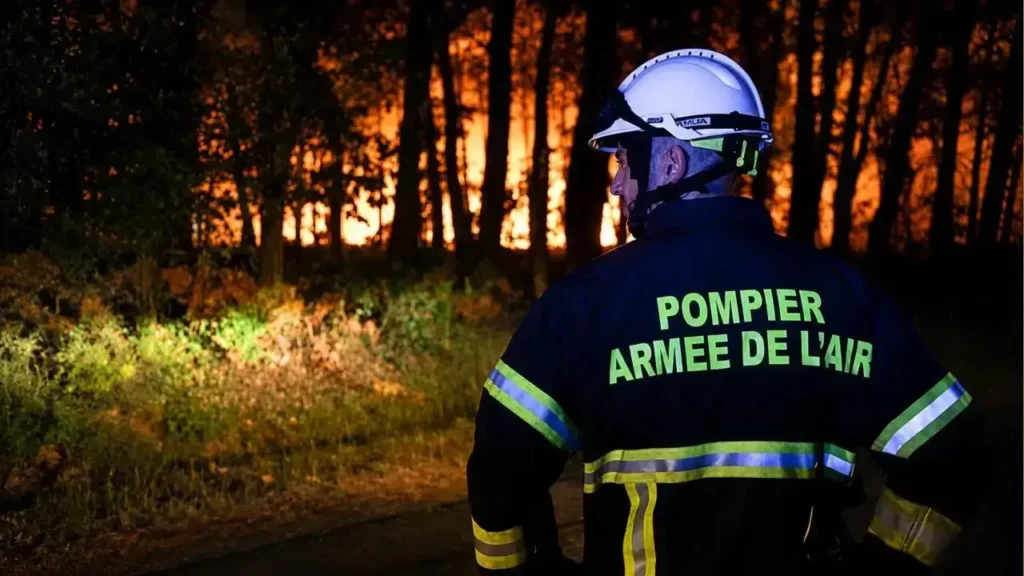 Los bomberos actúan en toda Fraqncia y España combatiendo la intensidad del fuego provocado.