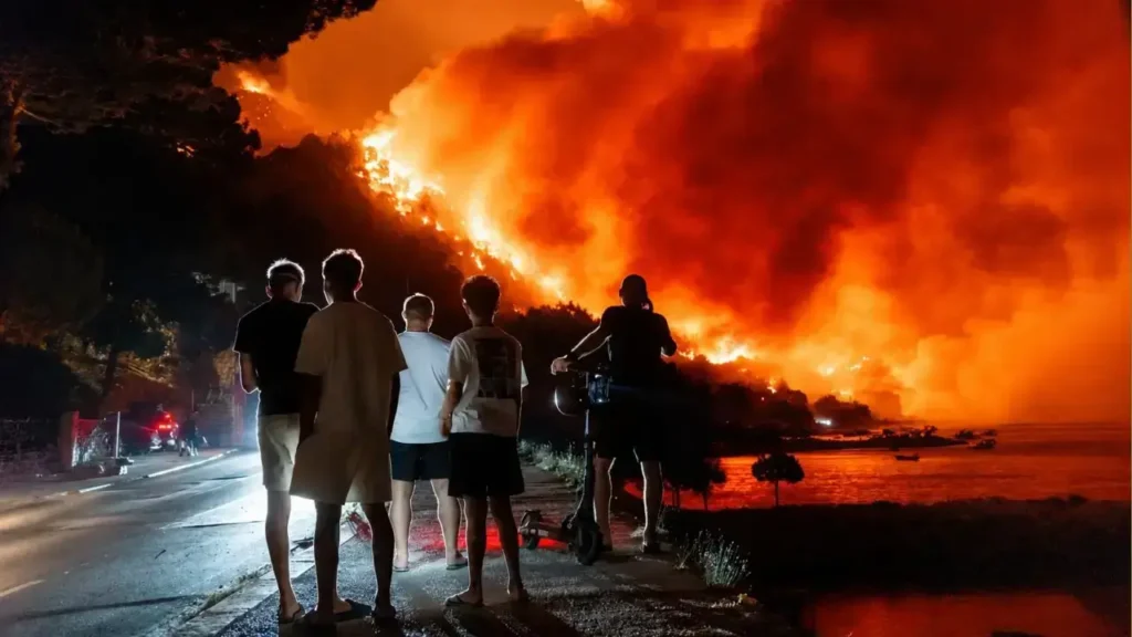 La gente atónica mira la magnitud del incendio.