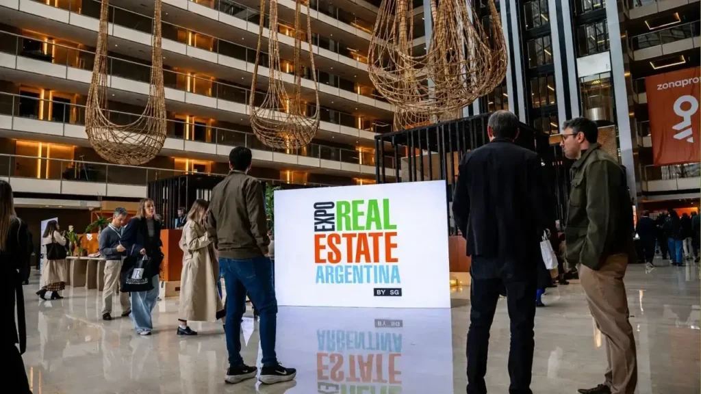 El ingreso al Hilton de Puerto Madero y del Hilton a la Expo Real Estate Argentina 2026.