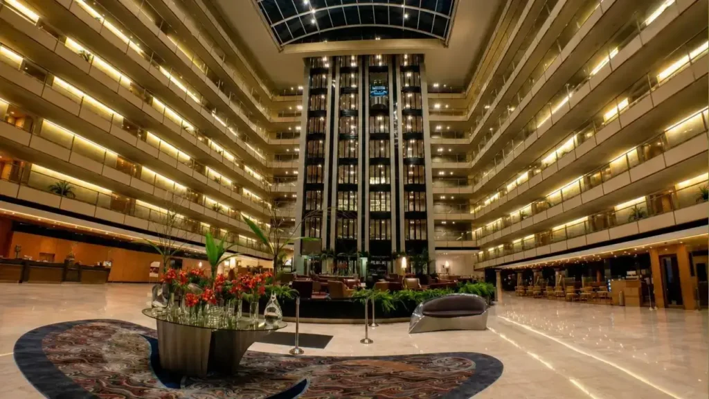 El hall de ingreso al Hilton de Puerto Madero. La Universidad de Morón esta comprometida en que el estudio en un ambiente agradable mejora la calidad de comprensión.
