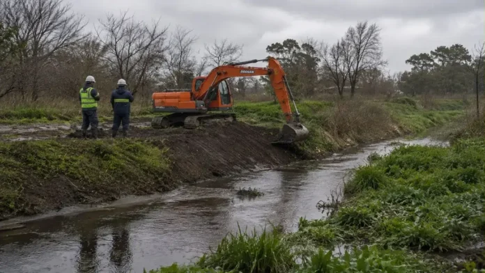 El Municipio de Ituzaingó puso en marcha una serie de trabajos sobre la Cuenca Chimborá como parte del plan integral de mantenimiento de cuencas hidráulicas del distrito.