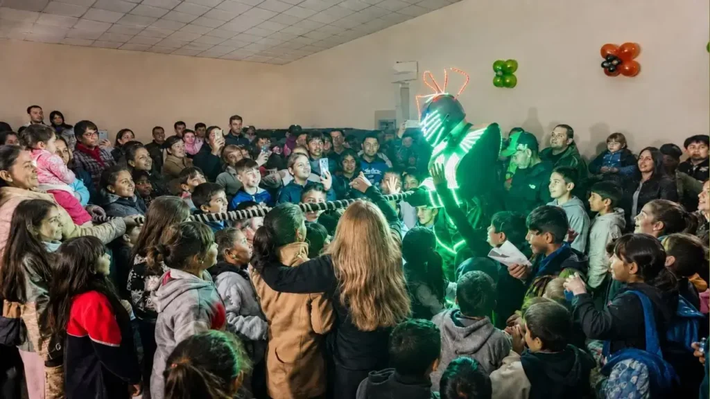 El show de luces en la oscuridad enloqueció a todos los niños y niñas.