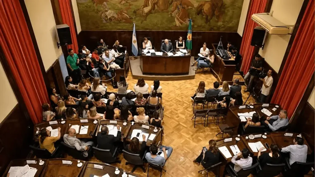 El último jueves, aunque el resumen que no es este, sino de tres líneas, que envío Prensa del Concejo Deliberante, llega un sábado, fue tratado el jueves 14. También se lo transmite por YouTube. Aunque es muy tedioso y no capta audiencia.