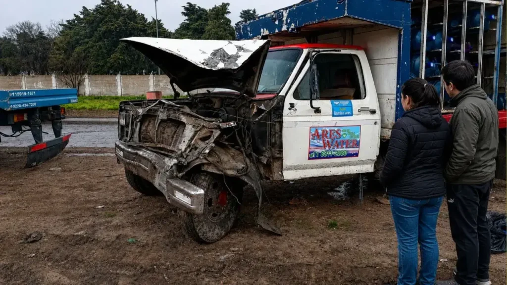 El camión Ford F-350 visto de costado. Así quedó.