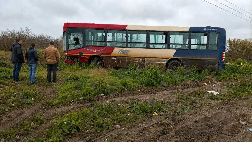 Pasajeros ya fuera del colecitvo mirando el siniestro.