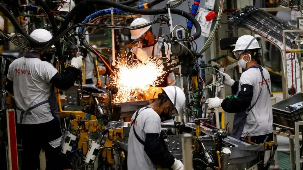 Trabjadores de Toyota en plena tarea.