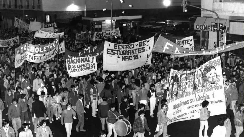 En 1975 los estudiantes habían logrado el Boleto Estudiantil en la Provincia de Buenos Aires. Pero la dictadura genocida lo borró de los beneficios para el acceso al estudio en  1976. Comenzaron las marchas y tuvo consecuencias fatales.