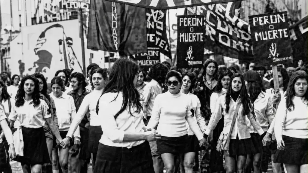 Adolescentes y primera juventud. Esos fueron los que demandaron en 1975 un Boleto Estudiantil Secuendiario y quedaron fichados. La dictadura se los llevaría.