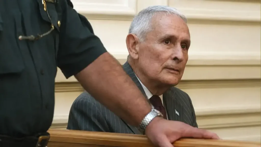 Miguel Osvaldo Etchecolatz (1929-2022) fue director de Investigaciones de la Policía Bonaerense y mano derecha de Ramón Camps durante la última dictadura. Recibió varias condenas a prisión perpetua por delitos de lesa humanidad, entre ellos secuestros, asesinatos y apropiación de menores vinculados con la Noche de los Lápices. También fue señalado por la segunda desaparición de Jorge Julio López, testigo clave en el juicio que lo condenó en 2006.