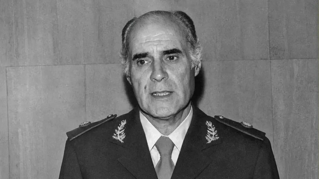 Ramón Juan Alberto Camps (1927-1994) fue un general del Ejército y jefe de las policías bonaerense y Federal durante la última dictadura. Considerado uno de los principales responsables de la represión ilegal en la provincia de Buenos Aires, fue condenado por delitos de lesa humanidad en 1986, indultado por Carlos Menem en 1990 y murió en libertad cuatro años después.