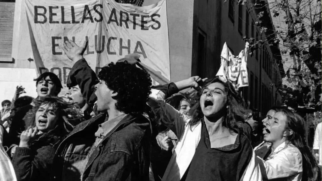 La ingenuidad de los pibes y pibas se hizo manifiesta. Salieron a reclamar , a protestar, por la eliminación del Boleto Estudiantil Secundario.