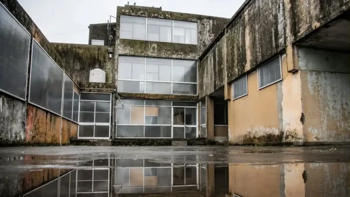 El Pozo de Banfield funcionó en un edificio de la Policía de la Provincia de Buenos Aires, ubicado en la esquina de Siciliano y Vernet, en Villa Centenario, partido de Lomas de Zamora