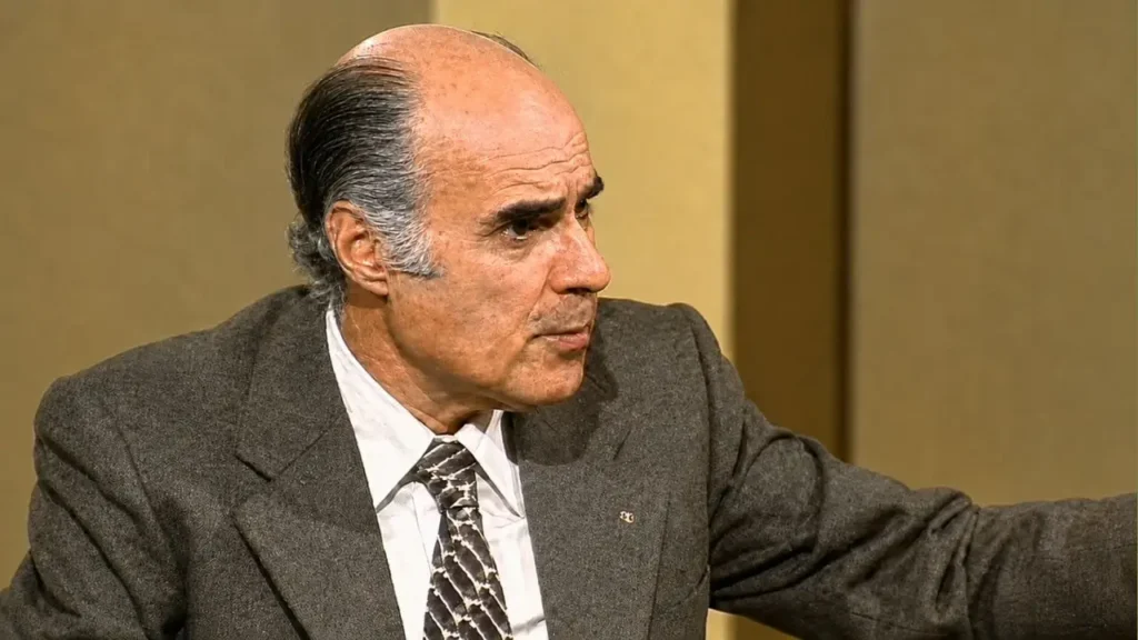 Ramón Camps durante la entrevista que José Gómez Fuentes le realizó el 24 de agosto de 1981 en los estudios de Argentina Televisora Color (ATC), actual TV Pública, para el noticiero 60 Minutos. El exjefe de la Policía Bonaerense utilizó aquella aparición para rechazar las denuncias de Jacobo Timerman sobre secuestros, torturas y violaciones de los derechos humanos cometidas durante la dictadura.