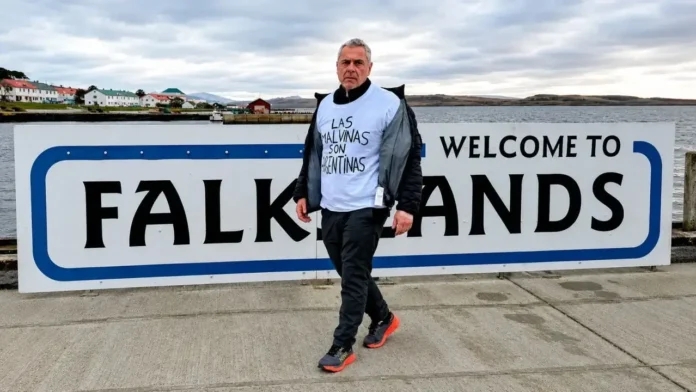 El ex Combatiente Eduardo Canitrot camina por Puerto Argentino con la remera 