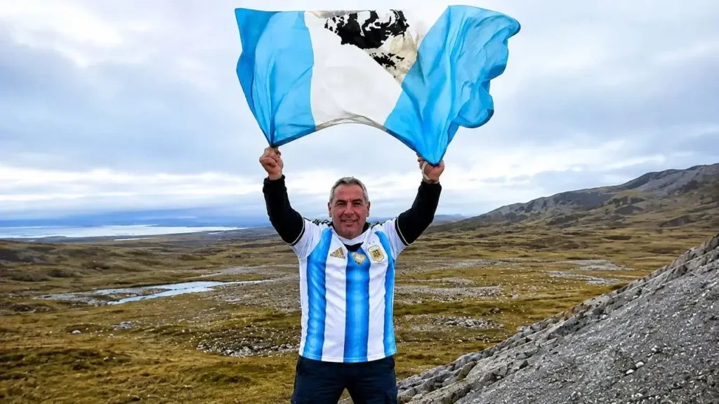 Eduardo Canitrot, en su corrida, levanta y hace flamear la Bandera Argentina. Vamos Eduardo. Gracias!
