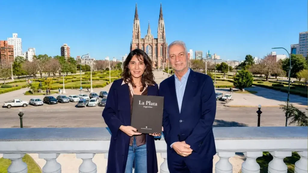 Natalia de la Sota viajó de Córdoba a La Plata para entrevistarse con Julio Alak y quedaron en seguir conversando. Hay que tener tiempo y plata para estas visitas relámpagos, para decirlo de manera elegante.