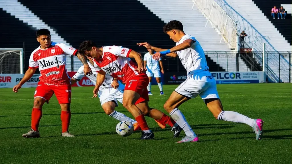 Luego del penal, Morón ya no se puedo recuperar. mal juego, sin llegada y poca defensa desembocaron en el segundo gol y el cierre del partido.