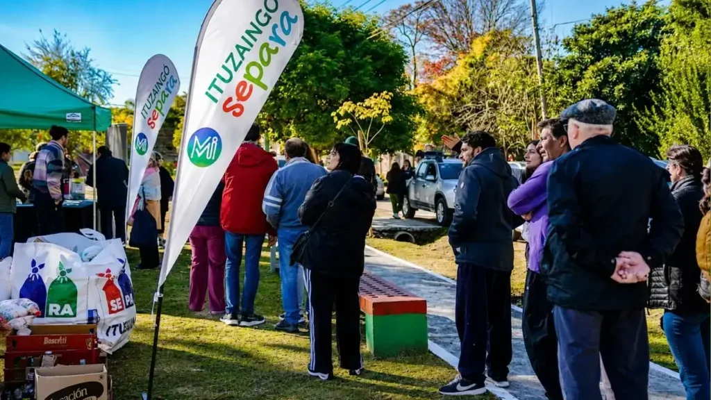 Una vez que presentas tus residuos reciclables limpios y secos, directo a buscar tu árbol o planta