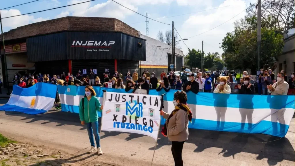 Ese mismo año, 2022, vecinos, amigos y familiares realizaron una tercera marcha por el asesinato de Diego Rodas.
