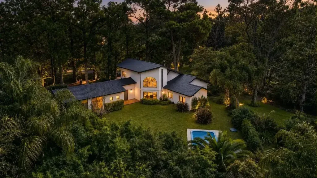 Casas maravillosas, de encanto, con tomas de altura con la luz adecuada, pueden señar que se trata de ituzaingó.