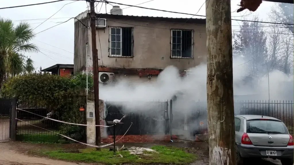 El incendio fue de magnitud con un agravante: se inició en la Planta Baja y la gente ya no puedo salir y buscó refugio en el Primer Piso. Los Bomberos Voluntarios pudieron sacarlos.