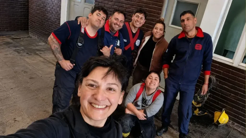 El operativo estuvo encabezado por la suboficial Daiara Traverso y el segundo jefe del cuartel, César Balietto. Felices los Bomberos Voluntarios de Ituziangó de salvar madre e hijo de un incendio que pódría haber sido fatal.