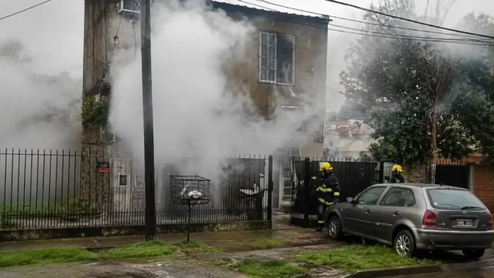 El miércoles 12 de agosto en una vivienda de San Alberto, Ituzaingó, las llamas comenzaron en la planta baja y avanzaron rápidamente llegaron al primer piso.