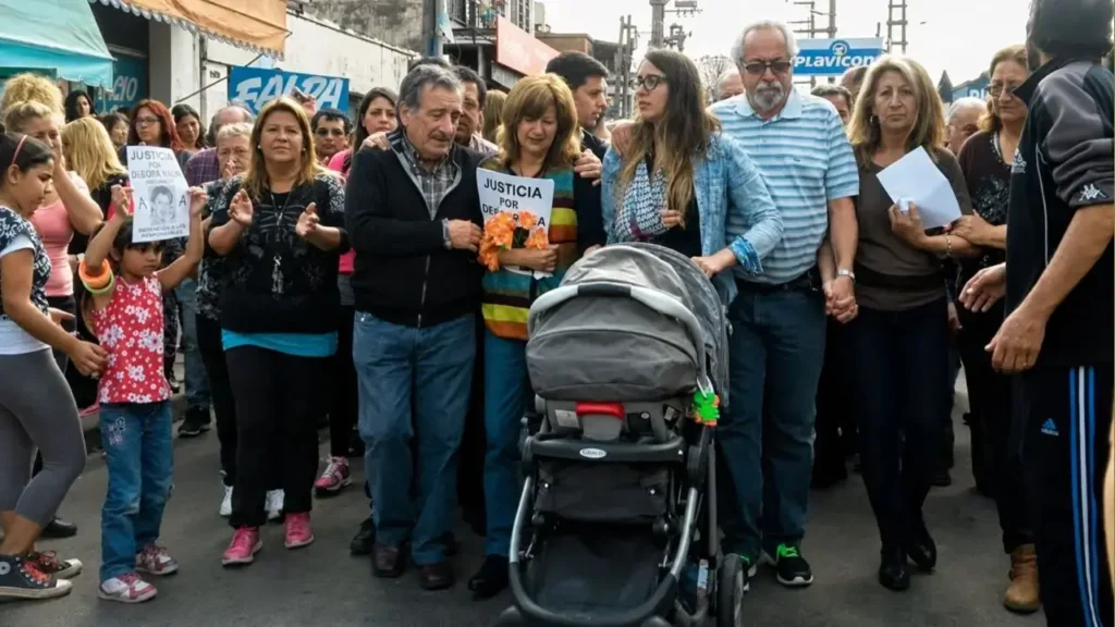 Los padres de Diego Roda durante la primera marcha exigiendo justicia en Ituzaingó. Totalmente deshechos.