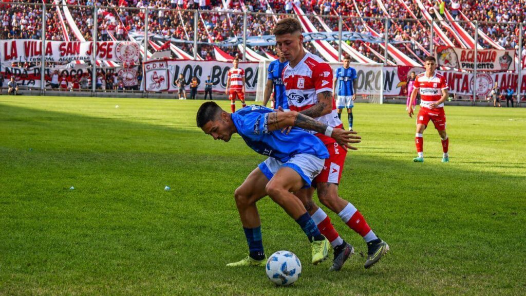 En el segundo tiempo, y con un hombre de más, el Gallo metió presión, hizo fuerza, dominó,. pero finalmente empató.
