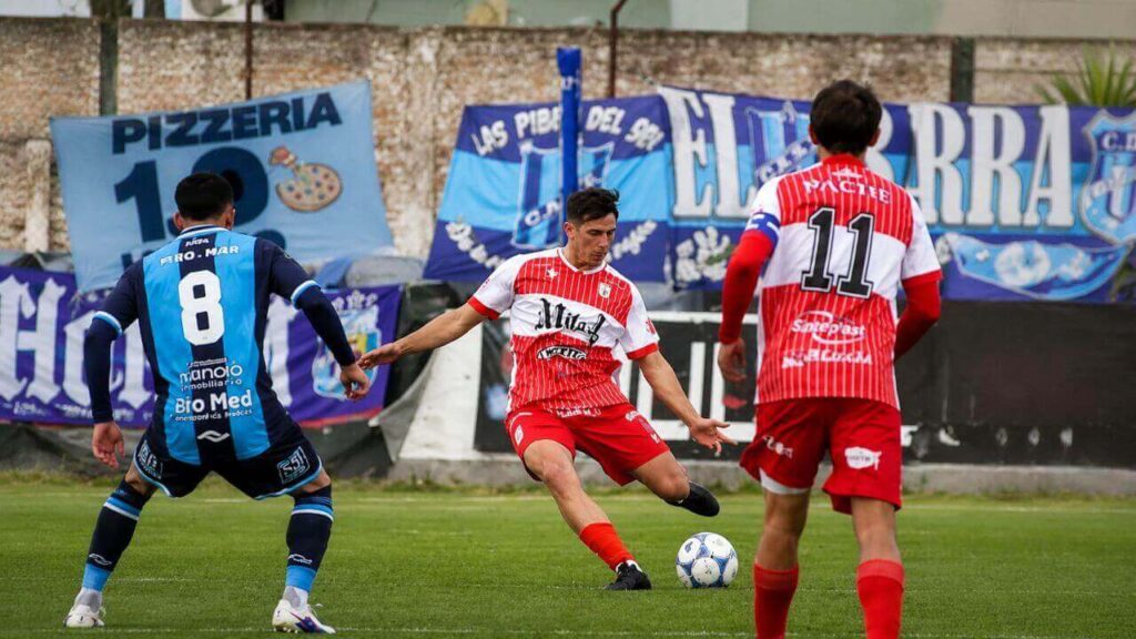 Tres expulsados en un partido fuerte, en el que no faltaron los cruces.