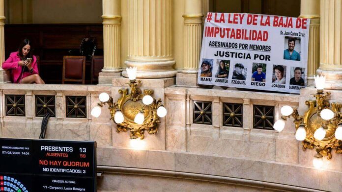 La escena corresponde al viernes 27 de febrero de 2026, a las 14:04, según la fecha y la hora visibles en el tablero del ángulo inferior izquierdo. El archivo no conserva metadatos EXIF que permitan corroborar de manera independiente el momento exacto de la toma. El día que se trató la baja de imputabilidad.