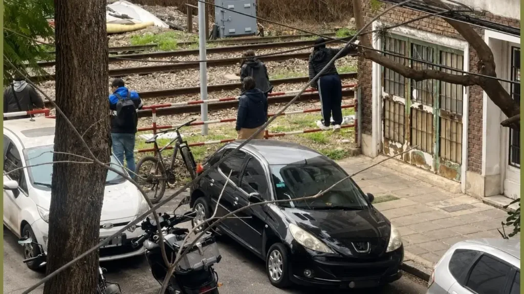 El momento en que el tren arrolla al repartidor. Recién los vecinos daban aviso a la Bomberos y Emergencia. 