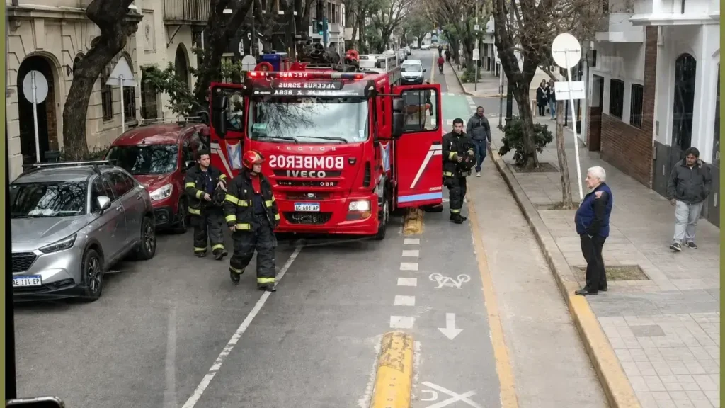 Llegan los Bomberos de la Ciudad de Buenos Aires que dependen de la Policía Federal. Tienen un sólo objetivo: recuperar el cuerpo del fallecido.