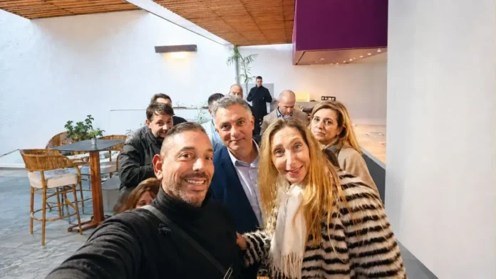 En la foto se lo vea a Ariel Diwan junto a Karina Milei y Sebastián Pareja.