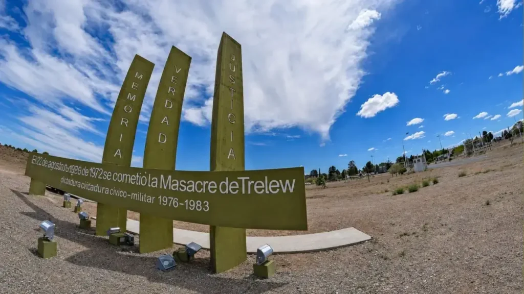 Monumento a la Memoria, la Verdad y la Justicia en homenaje a las 16 víctimas de la Masacre de Trelew, fusiladas el 22 de agosto de 1972 en la Base Aeronaval Almirante Zar, durante la dictadura de Alejandro Agustín Lanusse.
