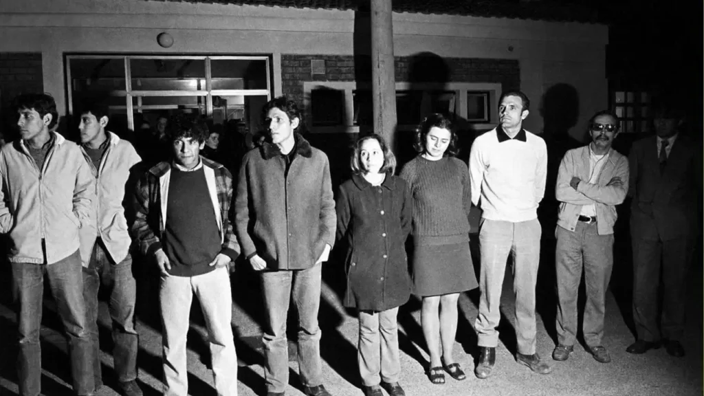 Parte del grupo de los 19 combatientes que serían fusilados horas después. De los 19, sólo tres lograrían permanecer con vida. Aún hoy la causa sigue en pie.